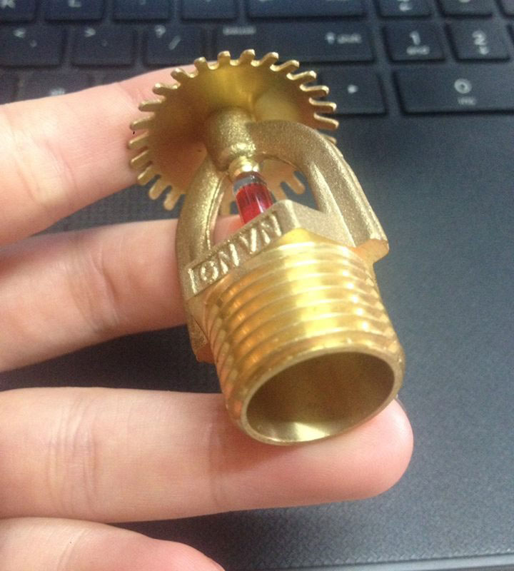 Đầu phun chữa cháy hướng xuống lên giá gốc